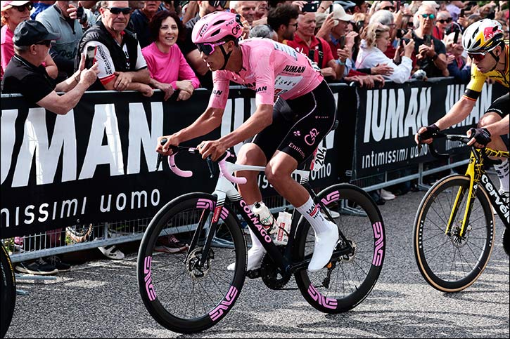 Del Toro and Ayuso take bonus seconds to extend advantage over rivals