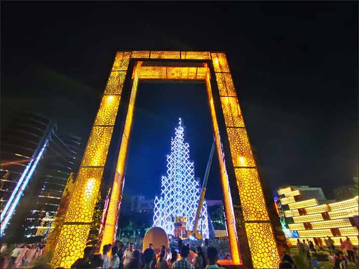 Kolkata's Navratri Celebration Transforms into �Mini Dubai' with Burj Khalifa, Dubai Frame & More
