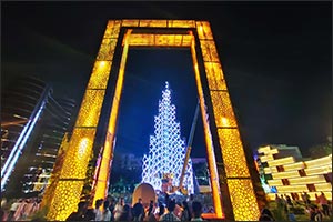 Kolkata's Navratri Celebration Transforms into �Mini Dubai' with Burj Khalifa, Dubai Frame & More