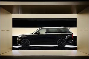 Homage to design purity: range rover sv black makes debut  at design miami