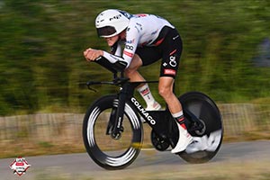 Julius Johansen powers to prologue victory at the Boucles de la Mayenne